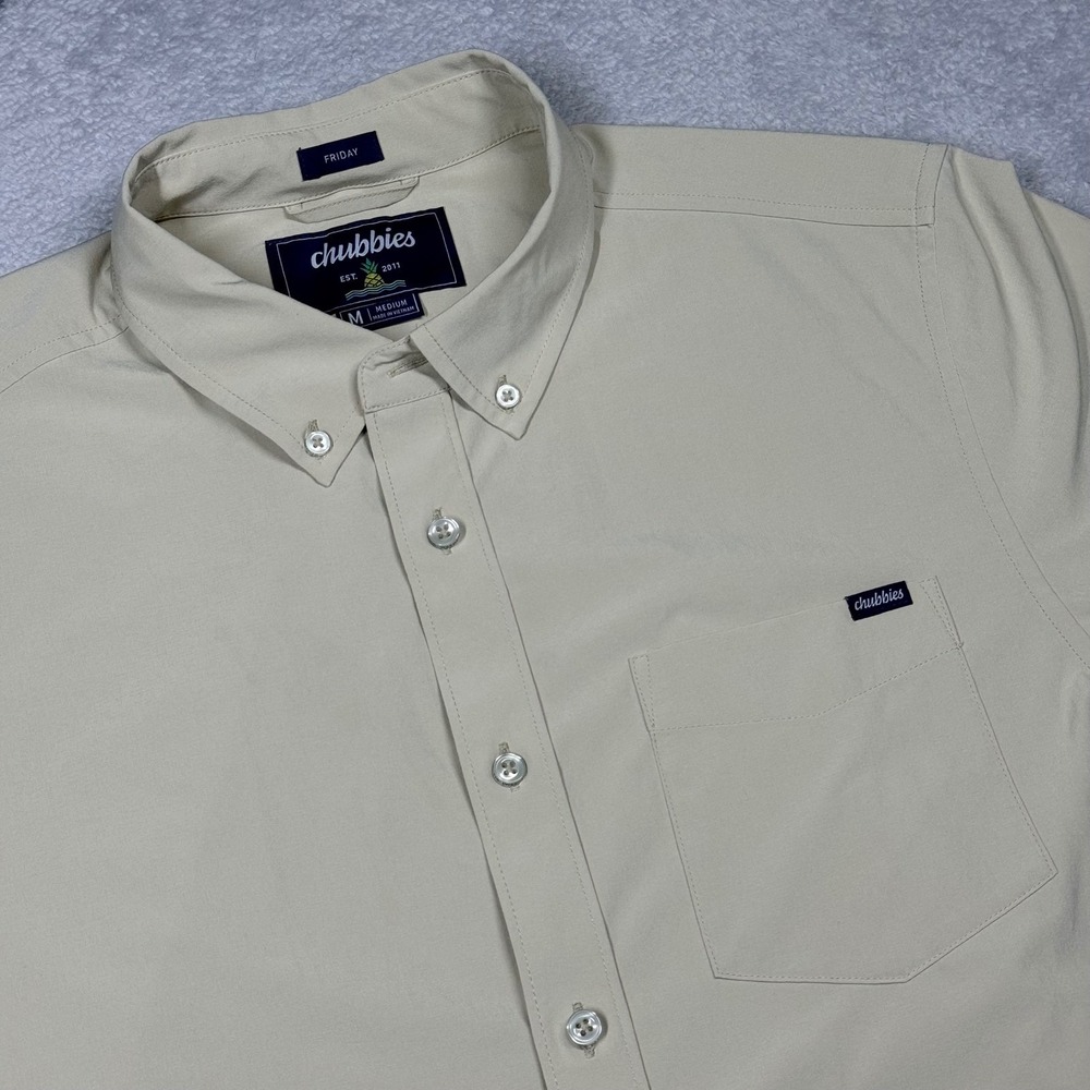 Chubbies Friday Shirt Mens M Tan Performance SS Button Down SP25 501251-22
